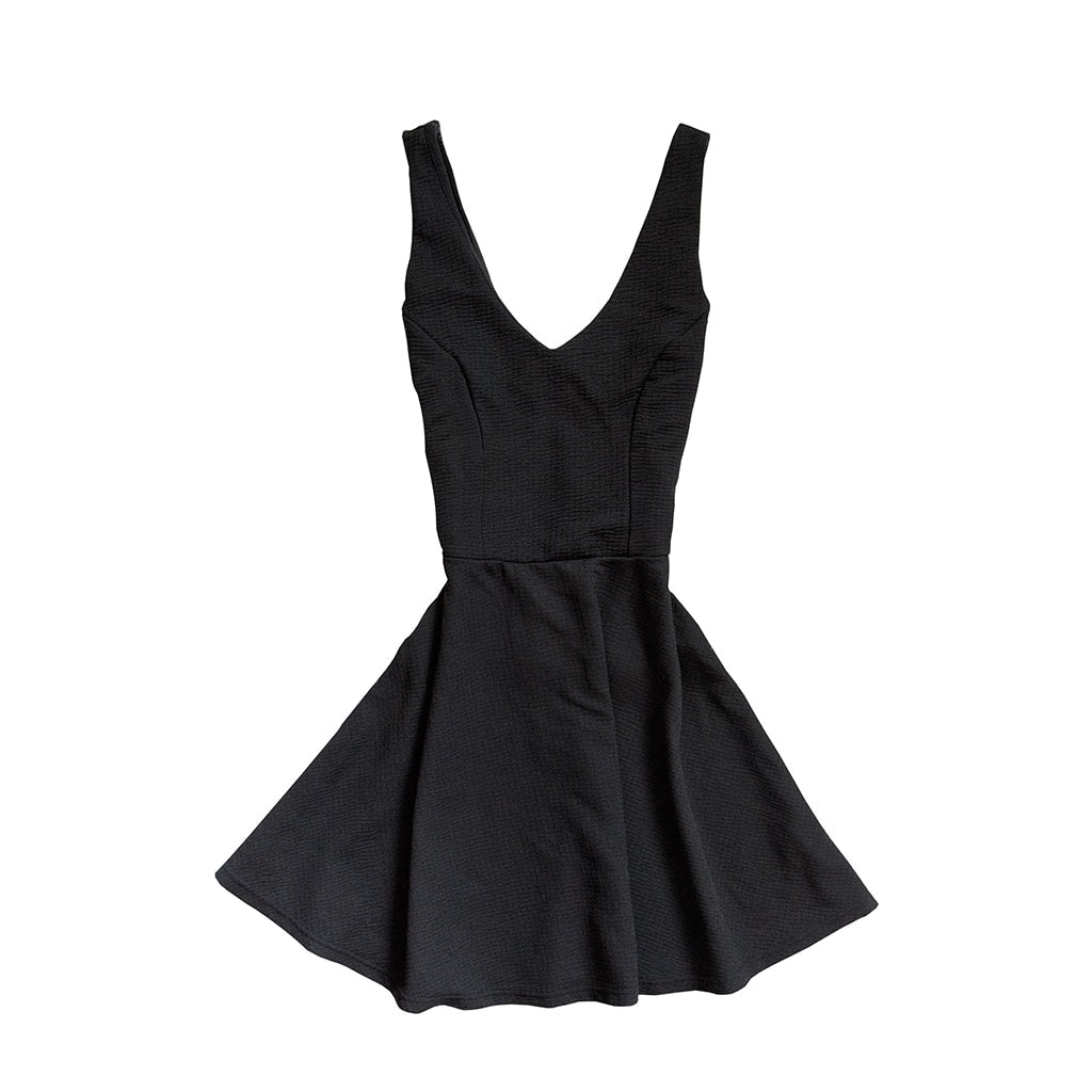 Grundlegendes schwarzes Kleid